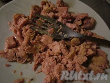 Печень трески выньте из банки и разделите вилкой на небольшие кусочки.
