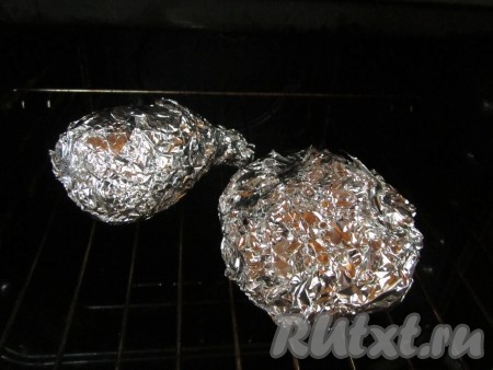 Корнеплоды отварите или испеките в фольге целиком до готовности (я предпочитаю запекать - 1-1,5 часа в фольге на решётке духовки при температуре 180 градусов - так сохраняются все соки, аромат и цвет овощей). Остудите.
