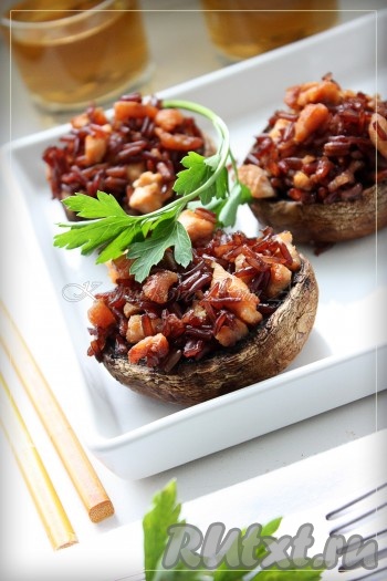 Шампиньоны, фаршированные курицей и рисом, готовы.
