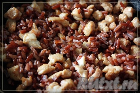 Обжаренную куриную грудку смешиваем с рисом. Начинка для шампиньонов готова.
