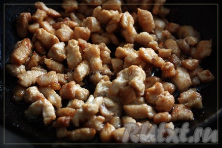 Мелко порезанную куриную грудку обжариваем на разогретом оливковом масле до готовности (5-7 минут), в конце добавляем соевый соус.
