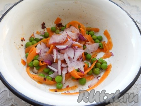 Далее добавить порезанный тонкими полукольцами красный лук, влить оливковое масло и лимонный сок.