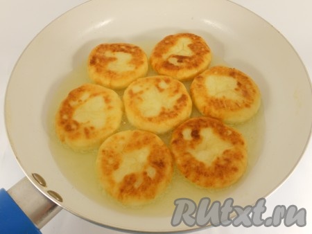 Жарить сырники на разогретой с растительным маслом сковороде на небольшом огне с двух сторон до румяной корочки.
