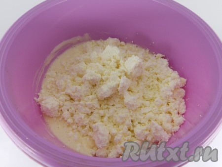Все перемешать и оставить на 10 минут, чтобы манка немного набухла. Затем добавить в эту смесь творог.