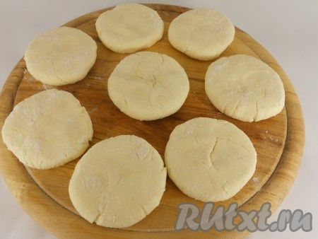 Смоченными водой руками сформировать небольшие сырнички.