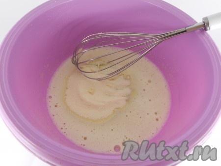 Взбить яйцо с сахаром с помощью венчика до образования белой пены. Всыпать манную крупу.
