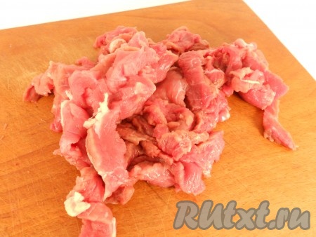 Морковь и чеснок очистить. Удалить из болгарского перца семена с плодоножкой. Говядину нарезать против волокон на небольшие брусочки, переложить в глубокую миску.