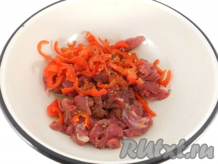 К нарезанной говядине добавить болгарский перец, нарезанный соломкой (если перец заморожен, размораживать его не нужно), посолить и поперчить.