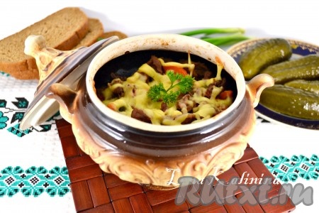 Вкуснейшая, ароматнейшая говядина с овощами готова, достать горшочек из духовки.
