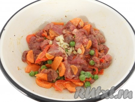 Также добавить чеснок, нарезанный на средние кусочки, ещё раз перемешать и оставить для маринования на 10-15 минут.