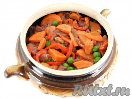 После этого выложить говядину с овощами в горшочек. Влить 50 миллилитров воды комнатной температуры.