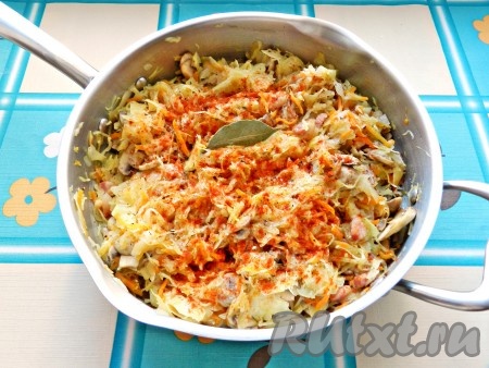 Добавить паприку и лавровый лист, перемешать и тушить под крышкой на медленном огне еще около 15 минут.