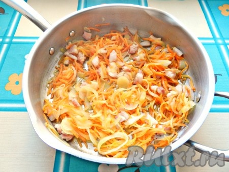 Лук нарезать полукольцами, морковь натереть на терке. Свиную грудинку нарезать небольшими кусочками, выложить на разогретую сковороду и прогреть. Добавить лук и морковь, обжарить все вместе до золотистого цвета.