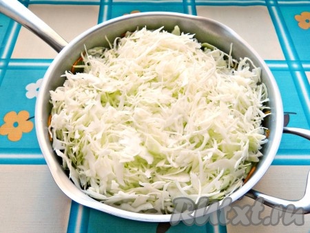 Выложить капусту в сковороду к луку и моркови, посолить, поперчить, перемешать. Готовить на среднем огне, пока капуста не уменьшится в объеме, затем накрыть крышкой и тушить на медленном огне около 30 минут.