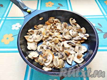 Выложить шампиньоны в сухую сковороду без масла, выпарить жидкость и обжарить в течение 3-4 минут.
