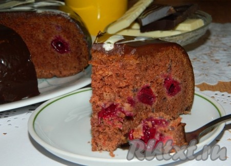 Подаём к столу и наслаждаемся нежным вкусом шоколадного пирога с вишней. Да, бисквиты, испечённые в мультиварке, ни с чем не сравнимое лакомство!