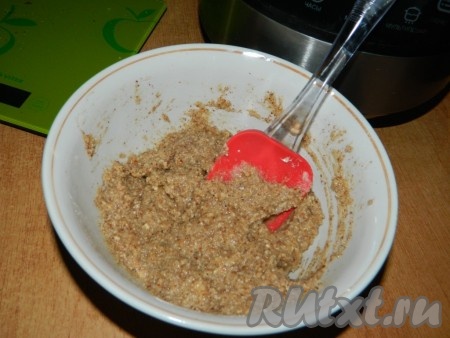 Мягкое сливочное масло и сахарную пудру добавить к молотым орехам.
