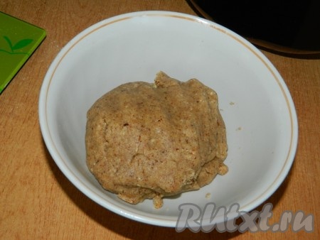 Добавить муку, замесить тесто и убрать его в холод на 30 минут.
