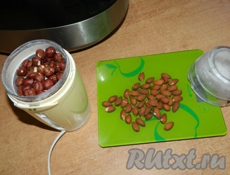 Фундук и миндаль измельчить.
