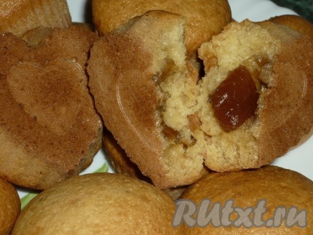 Вкусные, пышные манники с джемом готовы. 