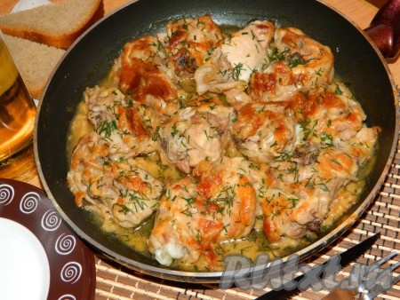 А какой аппетитный запах стоит при приготовлении мяса... Курочку в горчичном соусе подаём на стол в сковороде, немного посыпав порезанным укропом.
