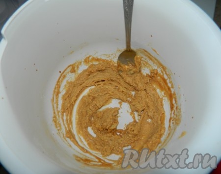 Добавляем соевый соус, муку, соль и тщательно перемешиваем.
