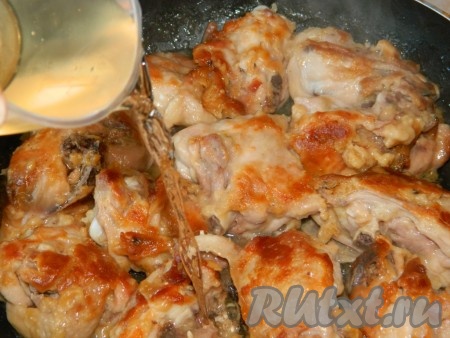 Затем выделившийся жир сливаем, вливаем белое сухое вино и тушить ещё 15 минут.
