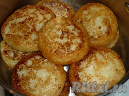 Обжаренные сырники перекладываем в кастрюлю.
