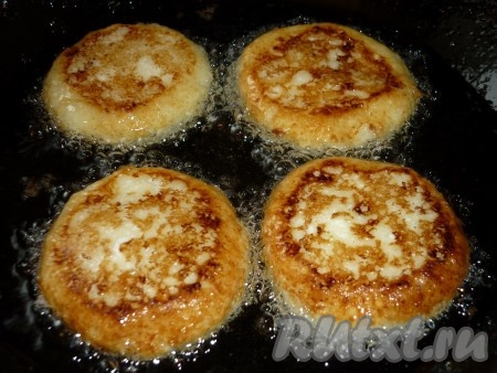 Затем переворачиваем и обжариваем до подрумянивания с другой стороны.