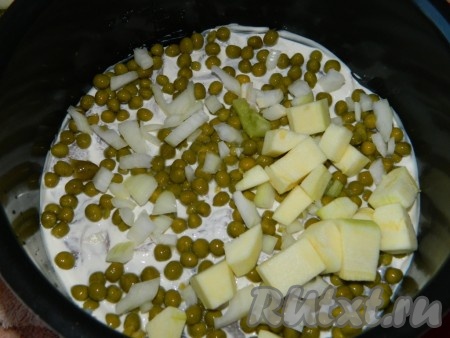 Поверх сметаны разложить кабачки, лук, горошек, немного посолить.
