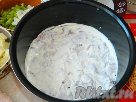 Смазать сметаной, посолить, добавить специи.
