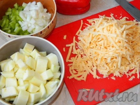 Пока варится рис, натереть морковь, порезать лук, кабачки, болгарский перец. Натереть на тёрке сыр.
