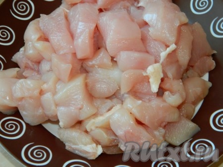 Порезать куриное филе.
