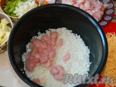 На дно мультиварки выложить рис, затем - куриное мясо.
