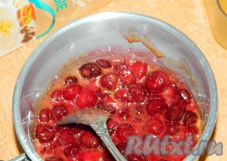 Добавить вишню и немного уварить до густоты.
