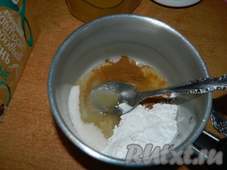 Сахар, корицу, крахмал и апельсиновый сок смешать и довести до кипения.
