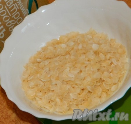 Измельчить рисовые хлопья.
