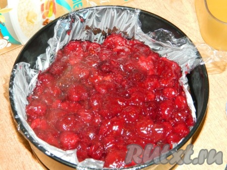 На охлаждённую шоколадно-рисовую массу выложить вишневый слой и убрать в холод для окончательного застывания. Удобнее готовить шоколадно-вишнёвый торт вечером, чтобы за ночь он хорошо застыл. Затем переложить на тарелку (перекладывается он достаточно легко).
