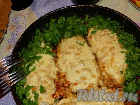 Курочка с кедровыми орешками готова. Она получается сочной, вкусной. На стол можно подать прямо на сковороде, украсив зеленью.
