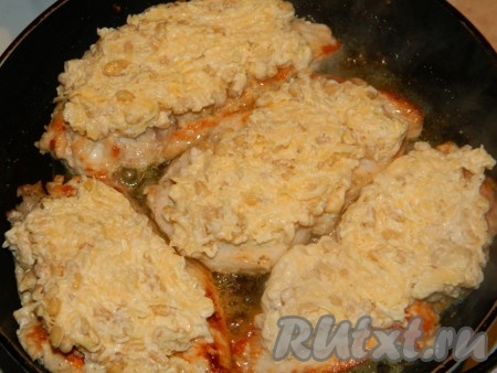 На обжаренную сторону куриного филе выкладываем смесь кедровых орешков и сыра. Накрываем сковороду крышкой и тушим минут 20.&nbsp;
