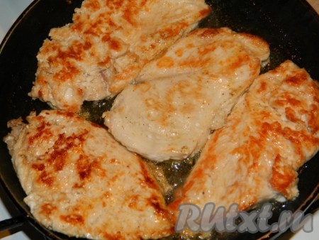 Затем огонь уменьшаем, мясо переворачиваем.
