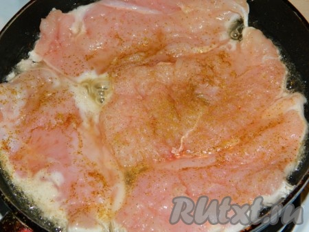 На сковороде разогреваем растительное масло, выкладываем куриное филе и обжариваем с одной стороны до золотистого цвета, необжаренную сторону посыпаем солью, специями.

