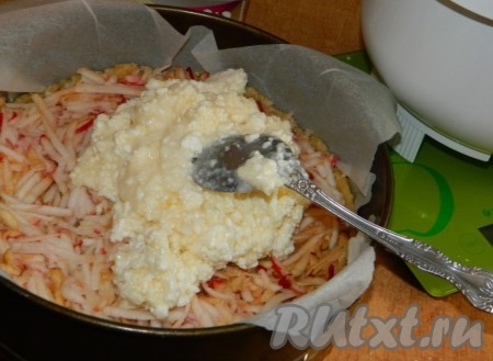 Творог смешиваем с сахаром и яйцом. Яблоко натираем на крупной тёрке (я кожуру не снимала). Выкладываем на тесто натёртое яблоко, сверху равномерно распределяем приготовленную творожную массу. Затем раскладываем оставшуюся часть теста.