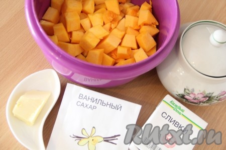 Подготовить продукты для приготовления тыквы, запеченной в горшочке со сливками. Тыкву почистить от кожуры и семечек, нарезать на кубики среднего размера. 
