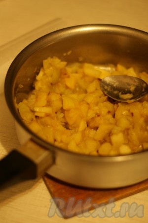 На слабом огне варить яблоки до мягкости (ориентировочно 20-30 минут), периодически перемешивая.