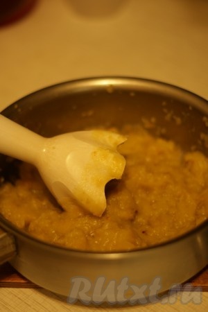 Затем, убрав с огня, дать яблочной смеси немного остыть и измельчить погружным блендером до получения однородного яблочного пюре.