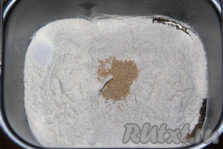 Затем всыпать пшеничную и ржаную муку. Соль, сахар и дрожжи всыпать по разным углам. Закладку продуктов производить так, как указано в инструкции к вашей хлебопечке.