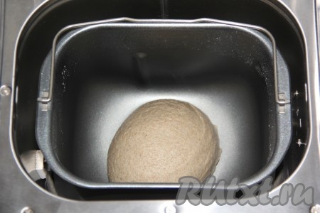 Выставить режим выпечки "Основной" (время выпечки - 3 часа 10 минут), вес - 500 грамм, цвет корочки - "Средняя". Контролировать формирование колобка, если нужно, добавить пшеничной муки.