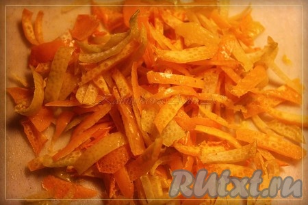 Снимаем ножом цедру с половины лимона и половины апельсина (цедру можно снять и с помощью тёрки).