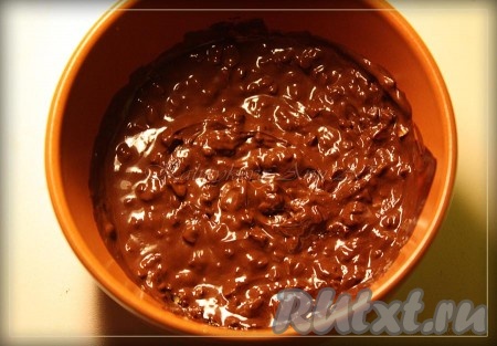 Растапливаем на водяной бане шоколад.